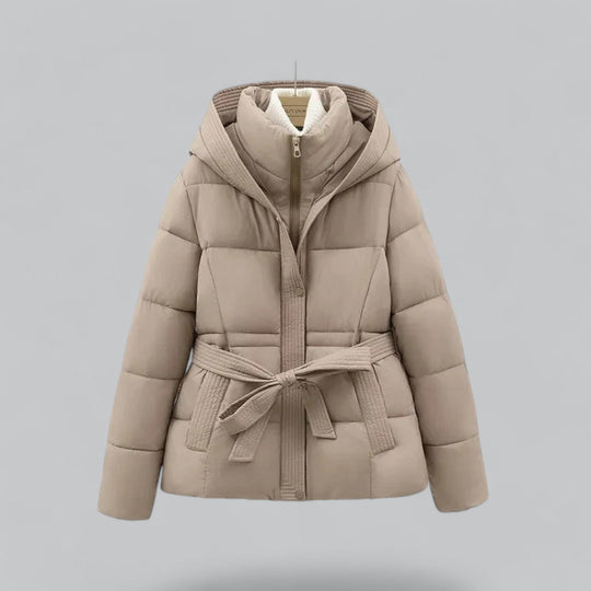Winterjas met capuchon, ideaal voor koude dagen.