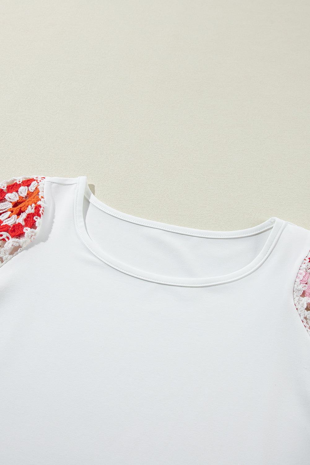 Roxie - Top mit kurzen Ärmeln und gehäkeltem Blumenmuster