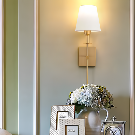 Klassieke wandlamp met een moderne twist in een helder interieur.
