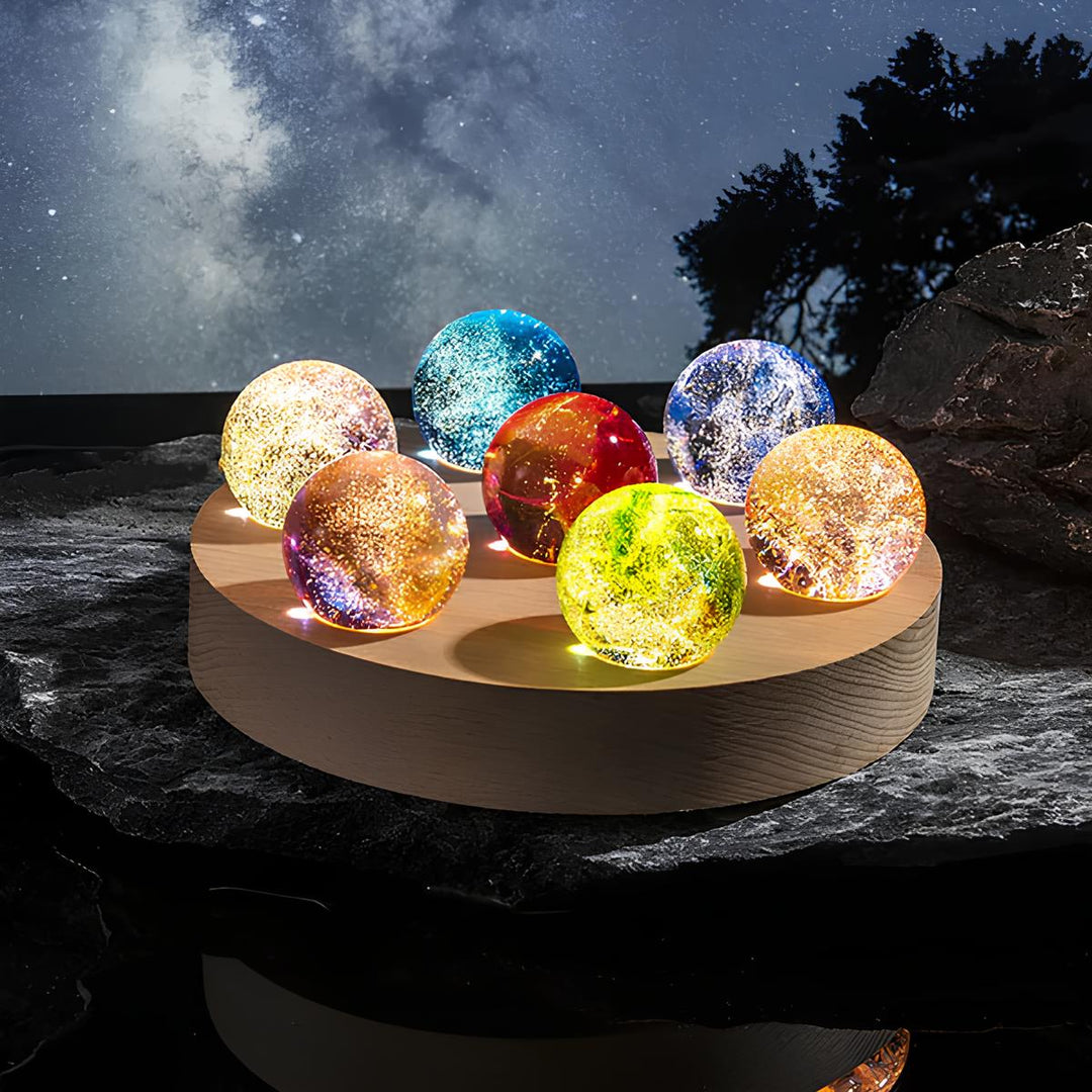 Een verzameling galaxy bollen die samen een betoverende gloed uitstralen.
