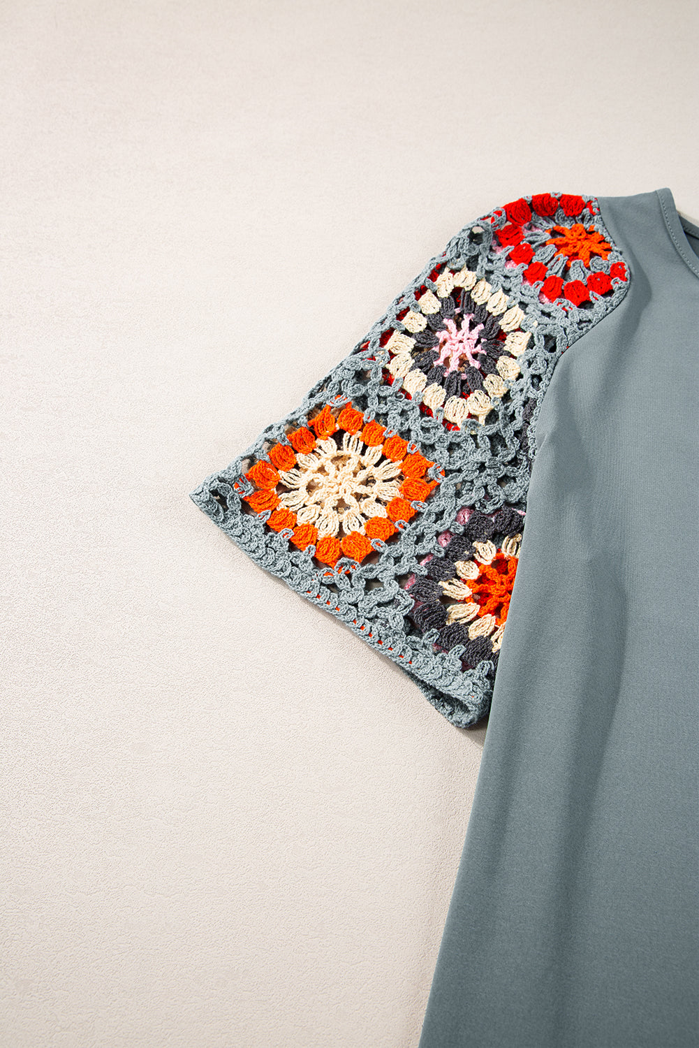 Roxie - Top mit kurzen Ärmeln und gehäkeltem Blumenmuster