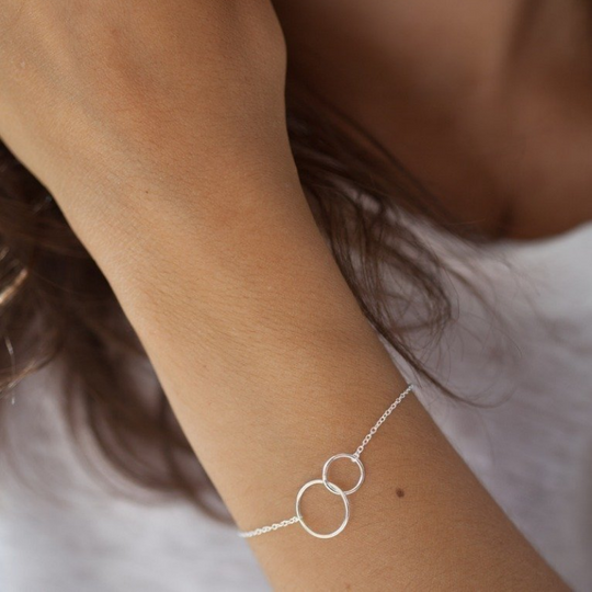 Tijdloze armband met cirkelontwerp, geschikt voor dagelijkse elegantie.

