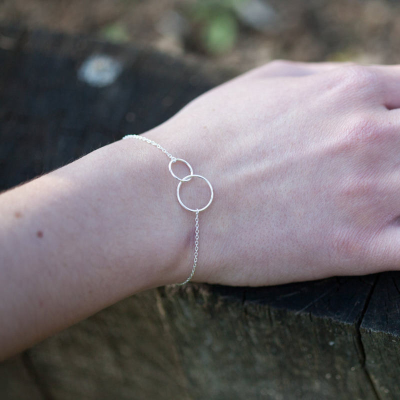 Armband met geconnecteerde cirkels, perfect om een persoonlijke en stijlvolle touch toe te voegen.
