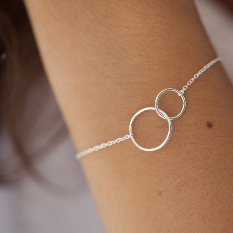 Stijlvolle armband met dubbele cirkel, ontworpen voor een subtiele en verfijnde look.
