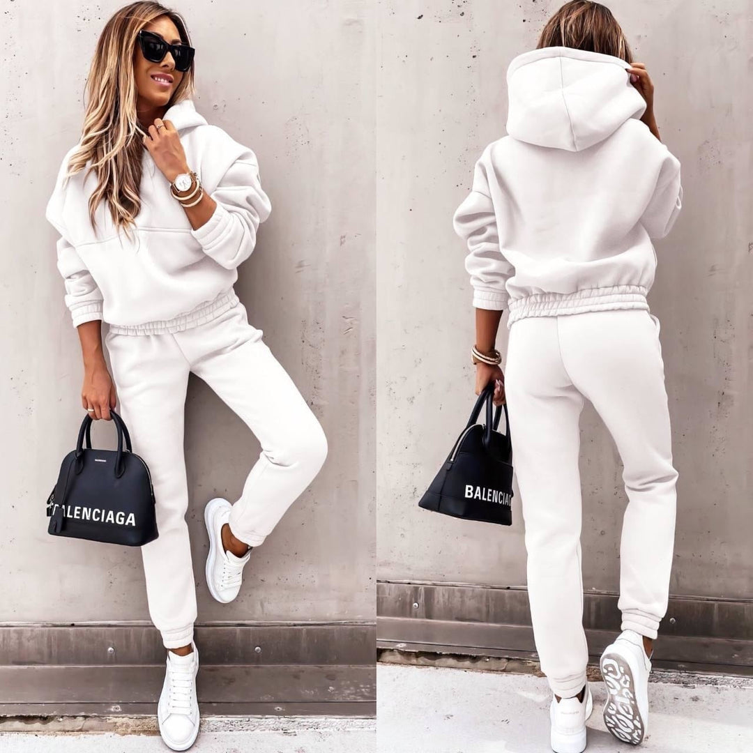 Achteraanzicht van een oversized hoodie met een moderne snit.
