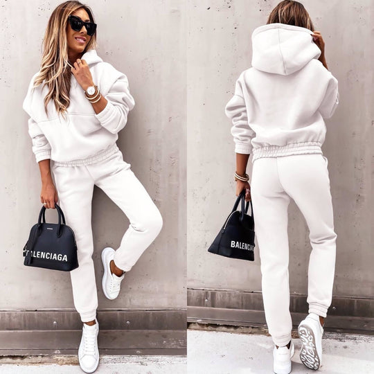 Achteraanzicht van een oversized hoodie met een moderne snit.