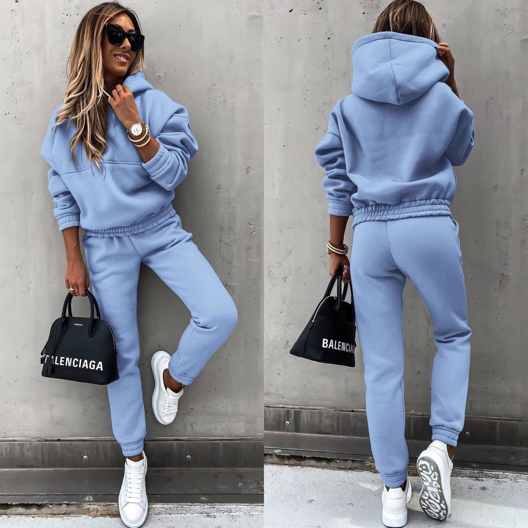 Vrouw draagt een stijlvolle joggingset met een oversized hoodie.