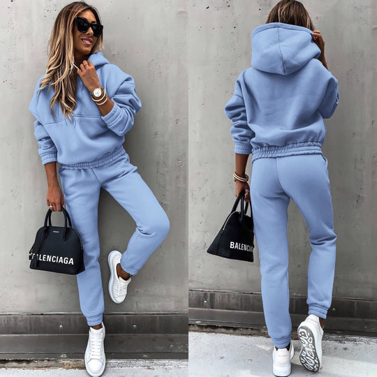 Vrouw draagt een stijlvolle joggingset met een oversized hoodie.