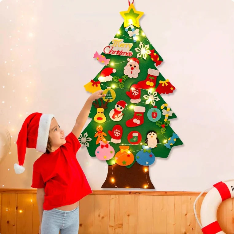 FestiveTots interactieve kerstboom, perfect voor kinderen om hun eigen kerstboom te versieren.
