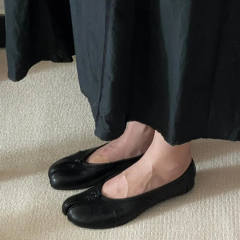 Claudia | Scarpe Dirndl piatte con punta divisa