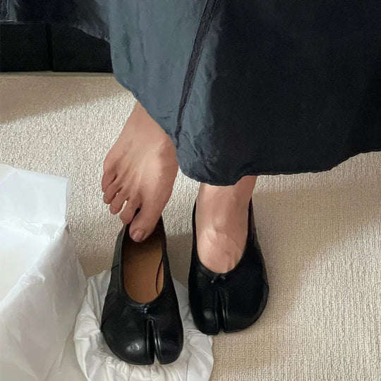 Claudia | Scarpe Dirndl piatte con punta divisa