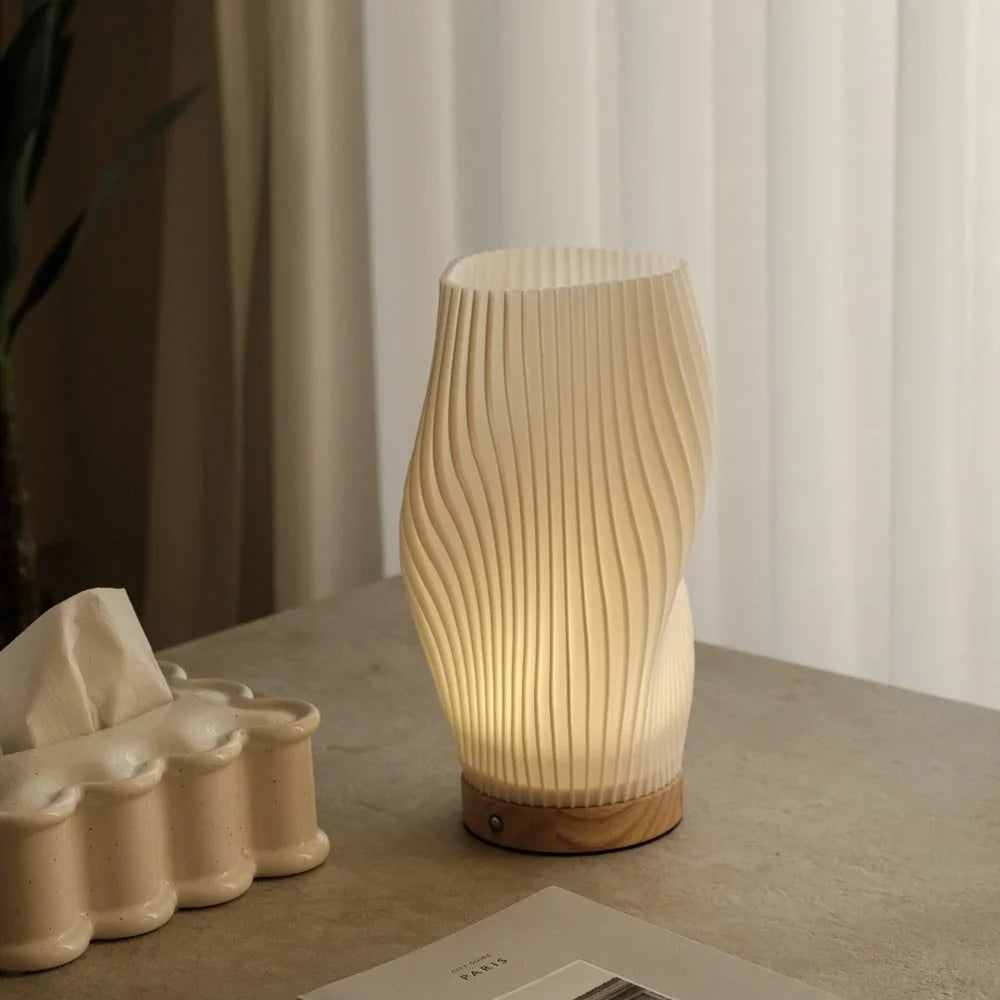 Sfeervolle verlichting van de Elina Tafellamp in een minimalistisch interieur.

