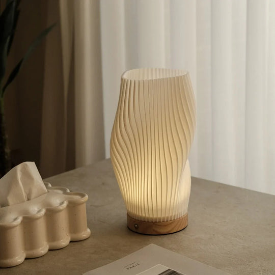 Sfeervolle verlichting van de Elina Tafellamp in een minimalistisch interieur.

