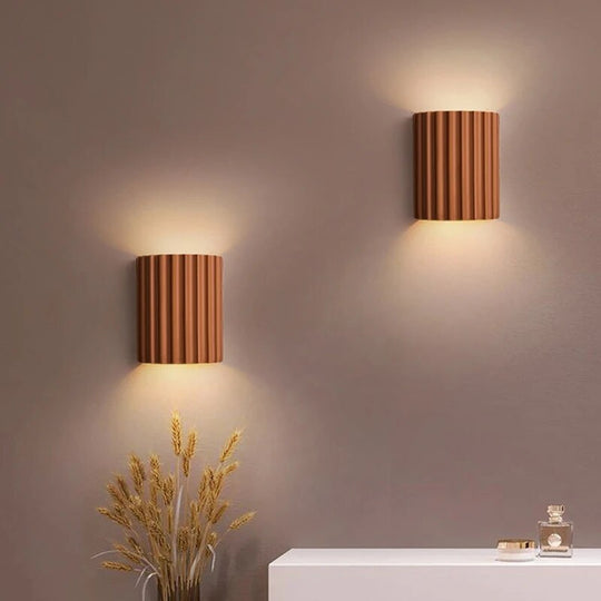 Finn Innovatieve wandlamp met een artistiek en functioneel ontwerp.

