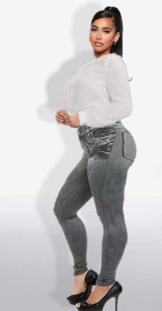 Vrouw in een lichte stretchpose met jeggings die niet afzakken.
