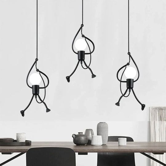 Hanglamp met speelse klimmende figuren, een opvallende en artistieke plafondverlichting voor moderne interieurs.