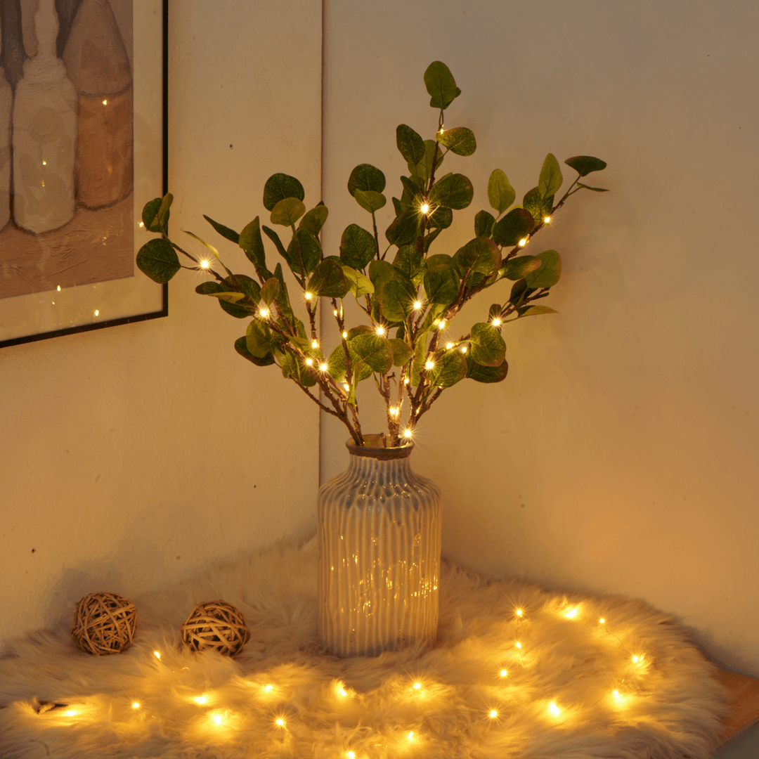 Warme en gezellige verlichting met LED bloemenlichtjes, verspreid over een vaas en decoratieve accessoires.