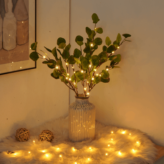 Warme en gezellige verlichting met LED bloemenlichtjes, verspreid over een vaas en decoratieve accessoires.