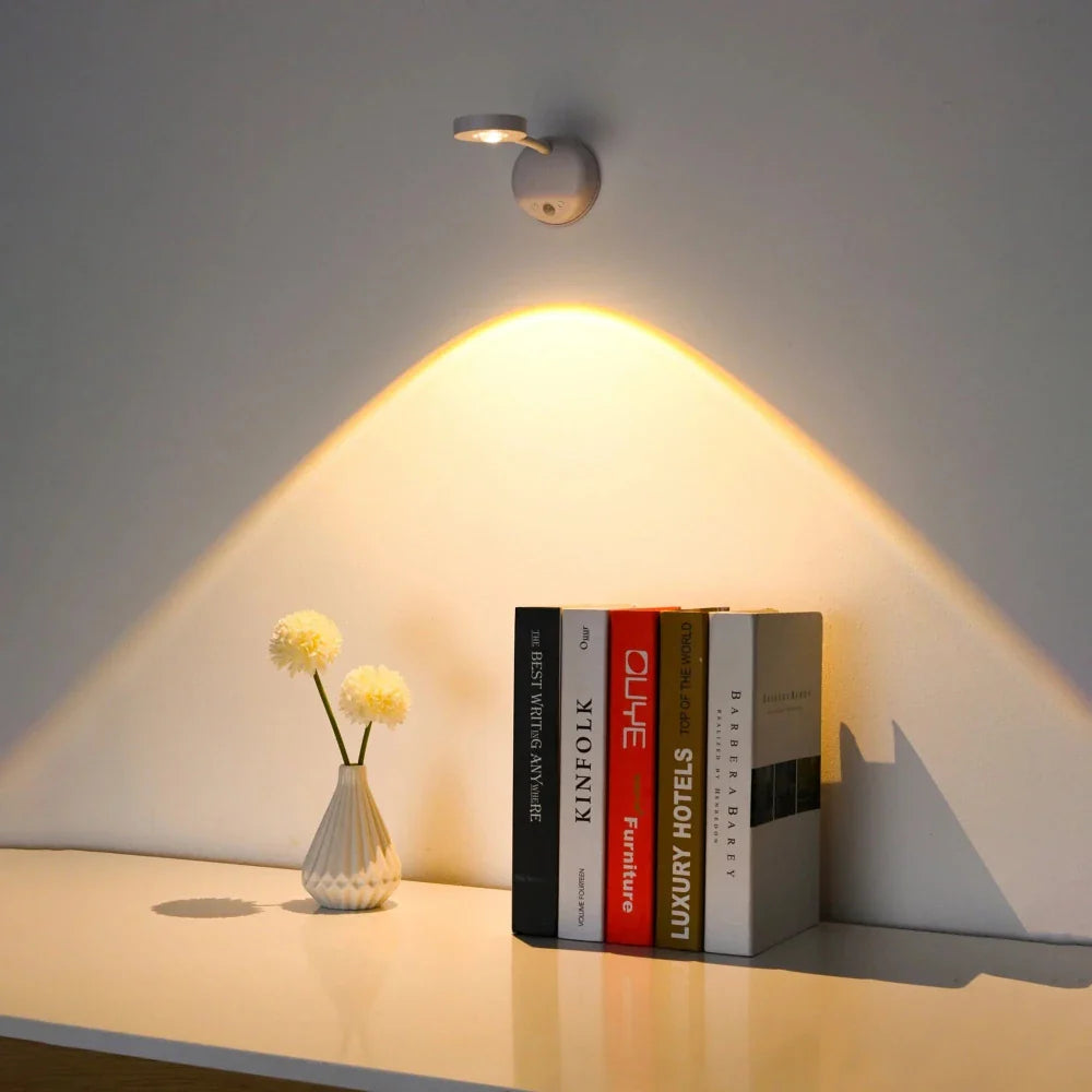 LED-licht straalt een warme gloed over een plank met decoratieve items.
