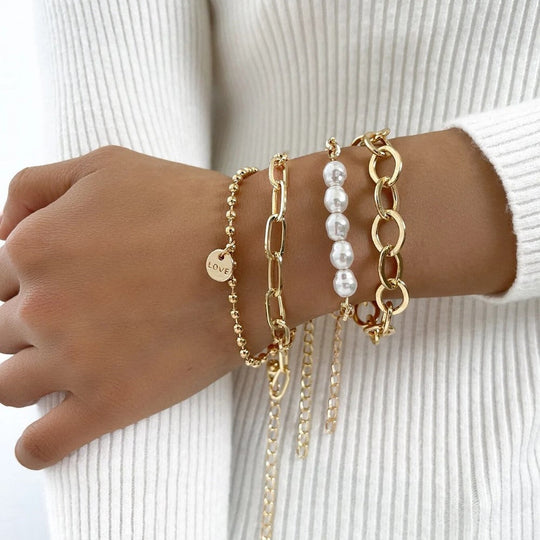 Gelaagde armbanden met parels en schakels voor een eigentijdse stijl.
