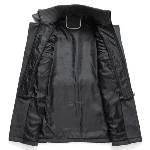 Thijs Heren klassieke lange jas met een winddicht ontwerp en elegante afwerking. Deze overjas biedt zowel stijl als bescherming tegen de elementen, ideaal voor koudere dagen.