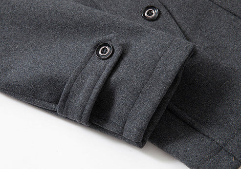 Thijs Heren klassieke lange jas met een winddicht ontwerp en elegante afwerking. Deze overjas biedt zowel stijl als bescherming tegen de elementen, ideaal voor koudere dagen.