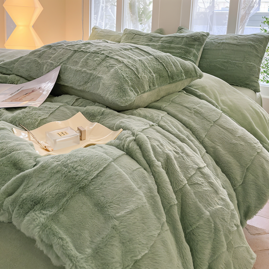 LuxiFur luxe deken met een konijnenbont overtrek, brengt stijl en comfort in je slaapkamer.
