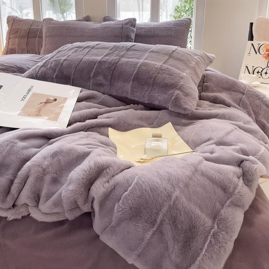 LuxiFur deken met konijnenbont overtrek, ideaal voor het creëren van een gezellige en luxe slaapomgeving.
