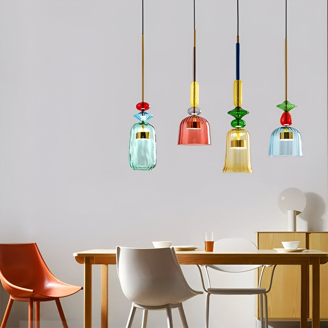Kleurrijke LichtLuxe LED hanglampen voor een artistieke sfeer in de woonkamer.
