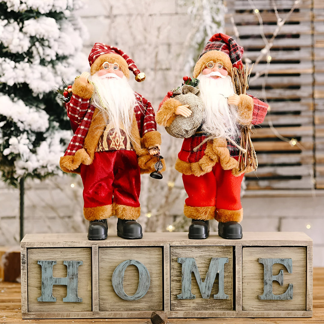 Decoratieve Santa's in warme kerstkleuren voor een feestelijke touch.