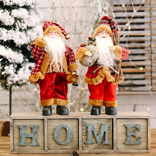 Decoratieve Santa's in warme kerstkleuren voor een feestelijke touch.