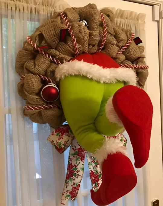 Humoristische Grinch-krans voor een feestelijke en speelse kerstsfeer.
