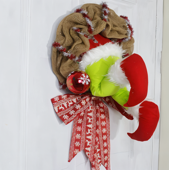 GrinchWreath brengt een creatieve en grappige twist aan kerstdecoratie.