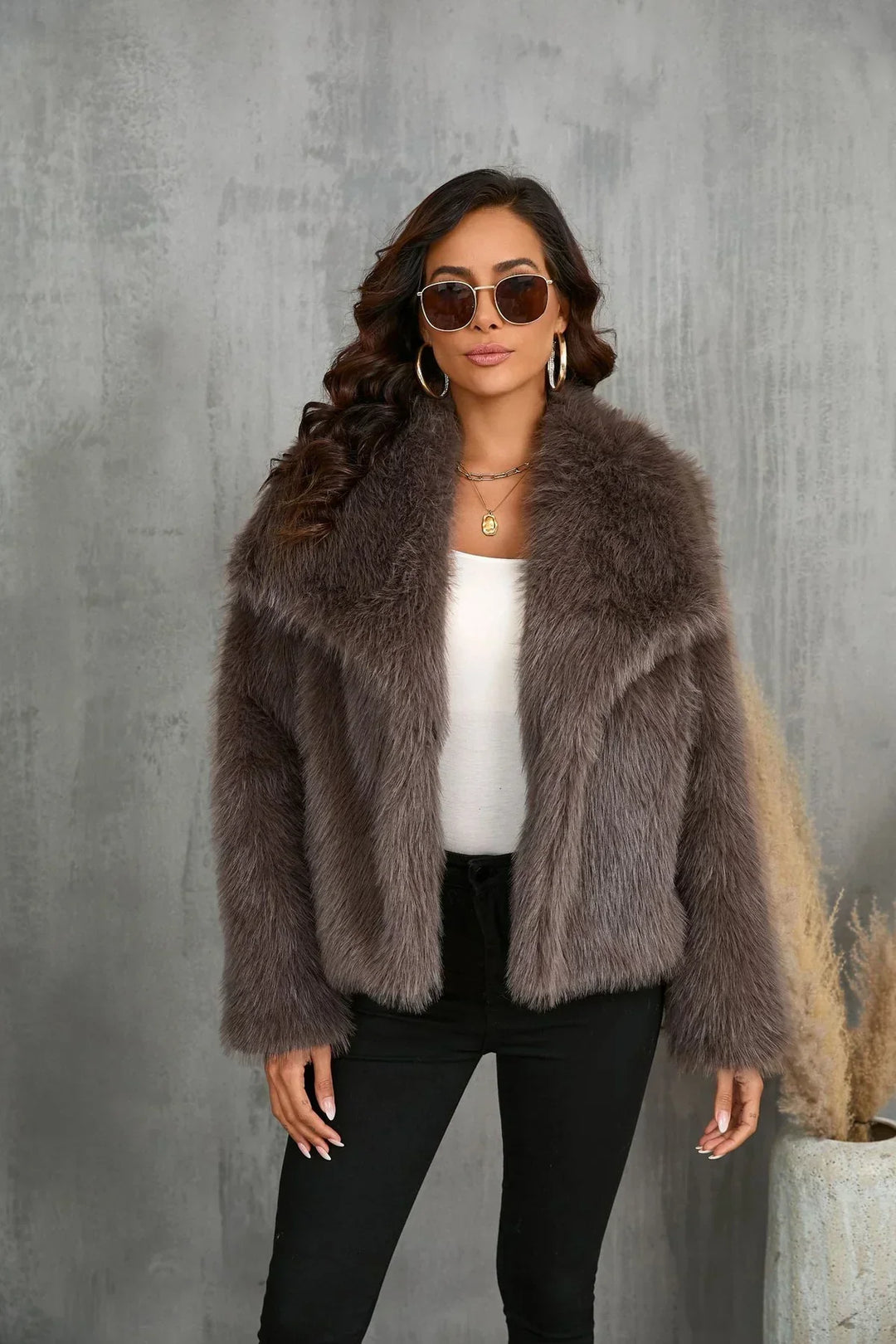 Elegante faux fur mantel gecombineerd met een modieuze outfit.