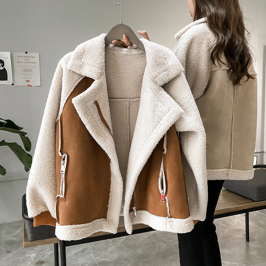 Juliane | Elegante teddy dinamica con un grande colletto