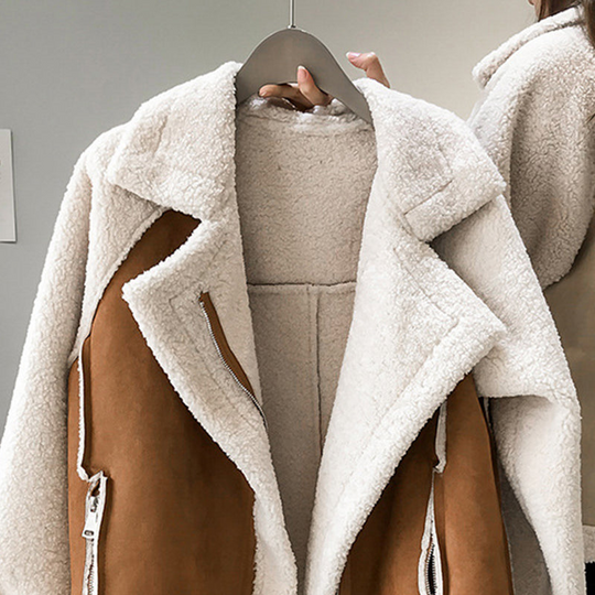 Juliane | Elegante teddy dinamica con un grande colletto