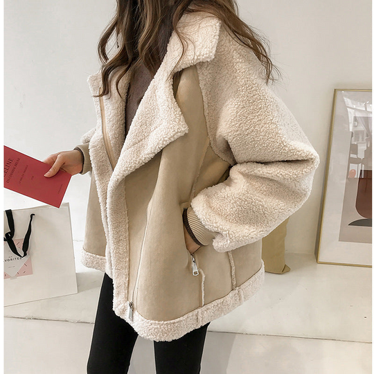 Juliane | Elegante teddy dinamica con un grande colletto