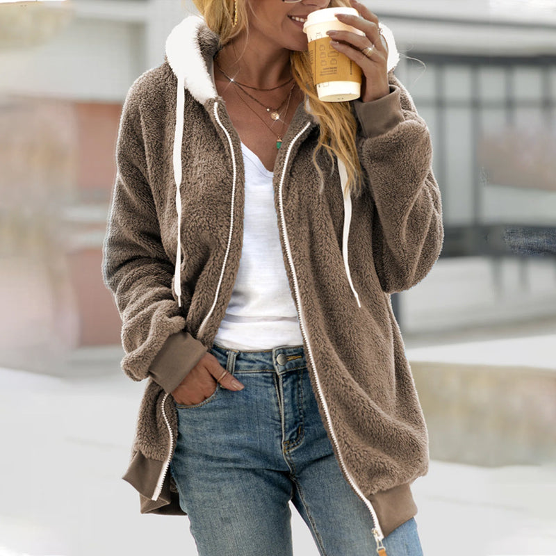 Klaudia | Casual e elegante tinta calda in teddy con cappuccio
