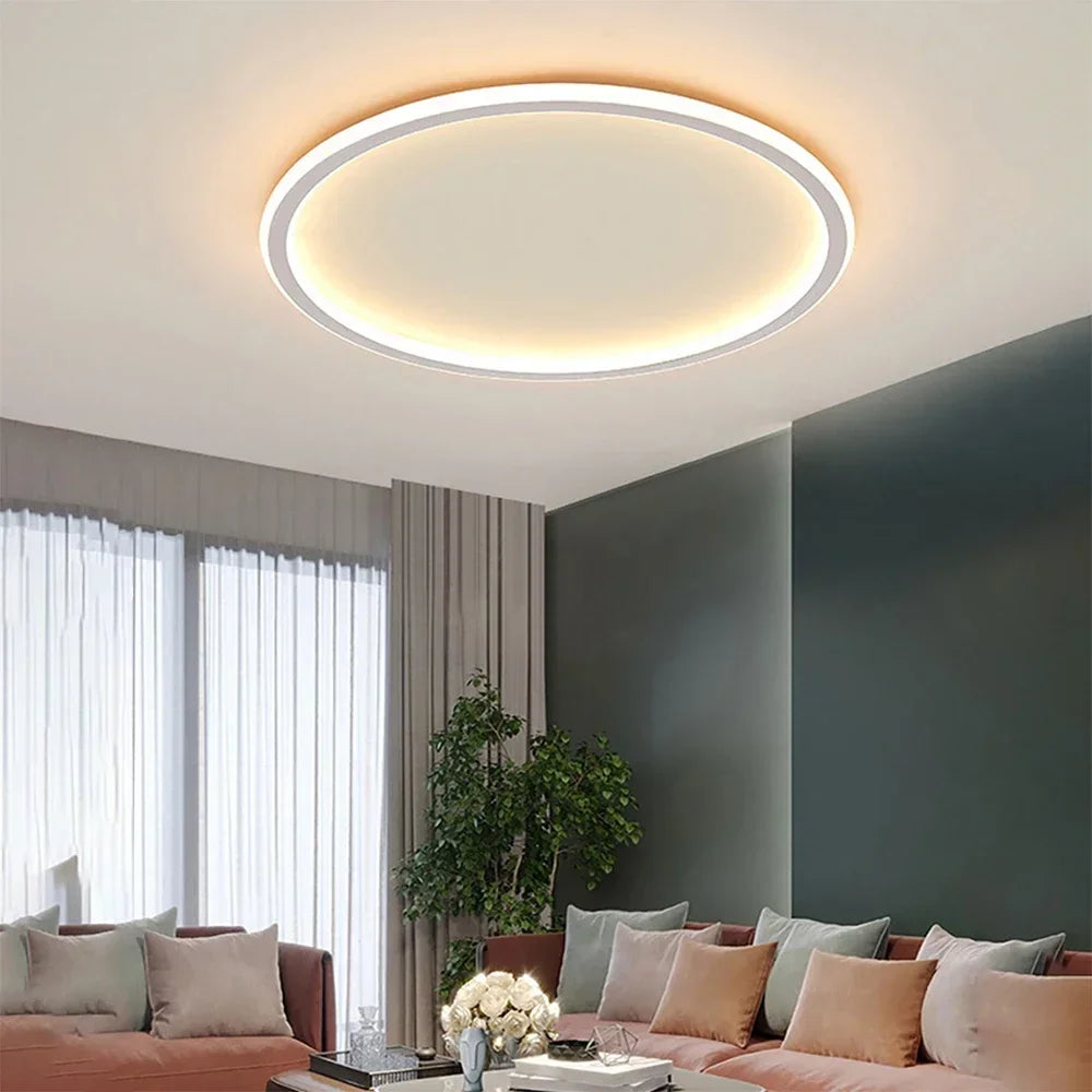 LED plafondlamp in ronde vorm, zorgt voor zachte en sfeervolle verlichting in de woonkamer.

