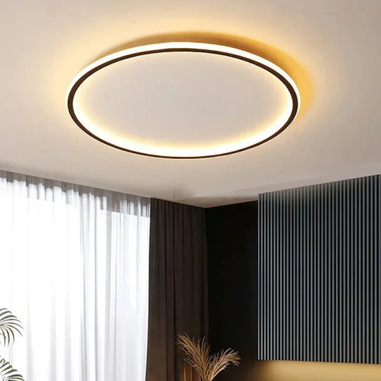 Minimalistische ronde plafondlamp, biedt een warme en eigentijdse sfeer in de leefruimte.