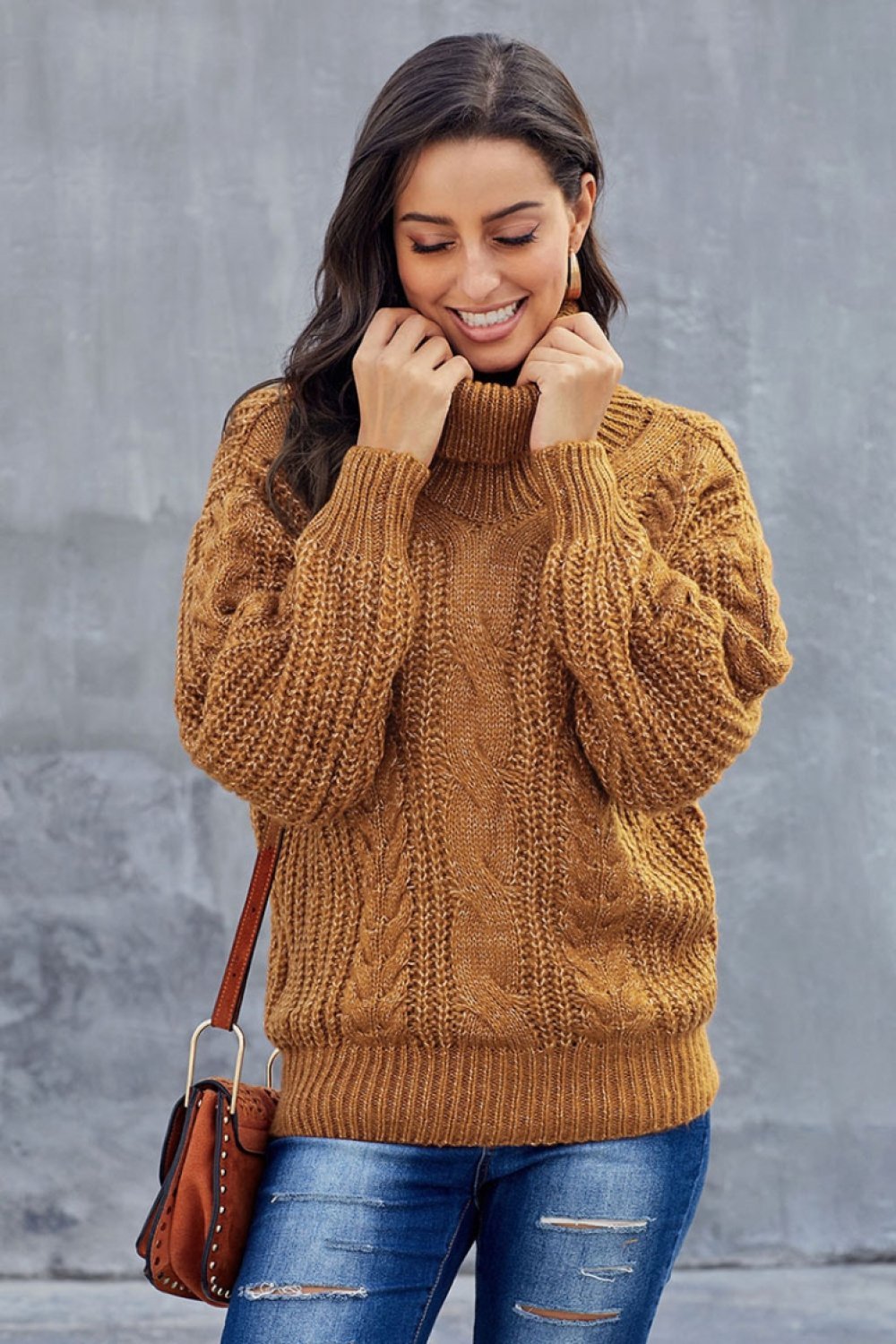 Laura | Thick knitted turtleneck sweater with cable pattern