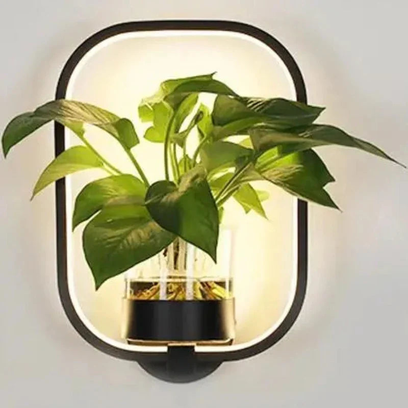 Wandverlichting met een geïntegreerde plantenhouder, voegt zowel licht als een vleugje natuur toe aan de ruimte.