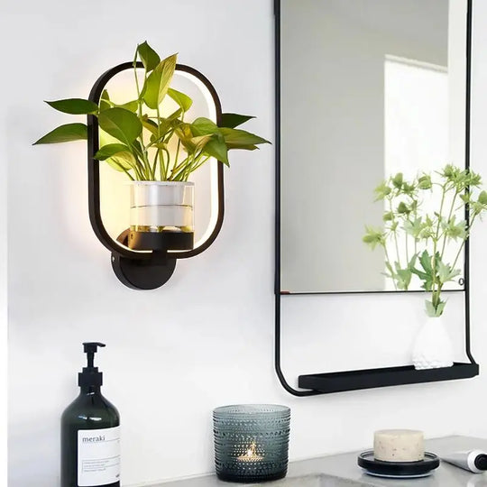 Stijlvolle wandlamp met plantenhouder, voegt zowel sfeerlicht als natuurlijke decoratie toe.