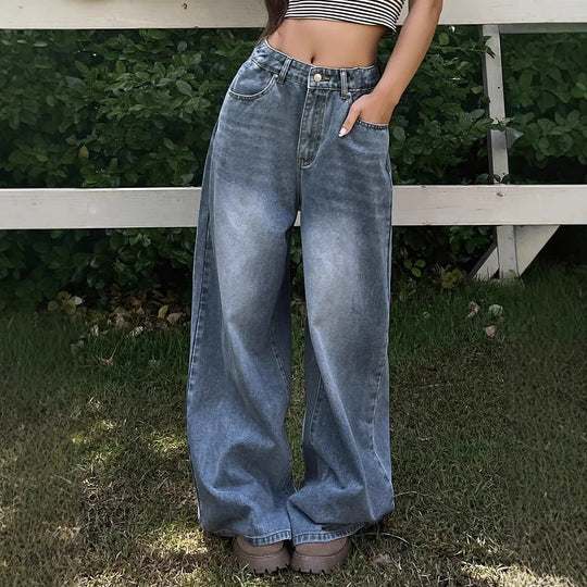 Manuela | Timeless style with fashionable baggy jeans
