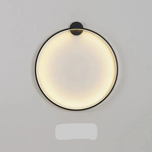 Sfeervolle slaapkamer wandlamp met cirkelvormige verlichting, combineert minimalisme en elegantie.