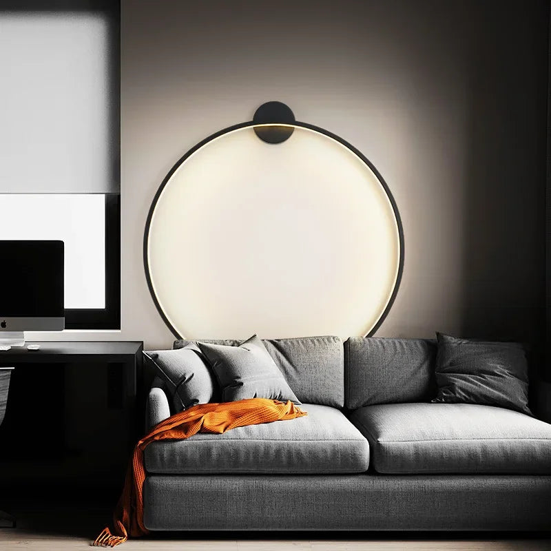 Minimalistische LED wandlamp in cirkelvorm, ideaal voor een stijlvolle en ontspannen slaapkamerverlichting.