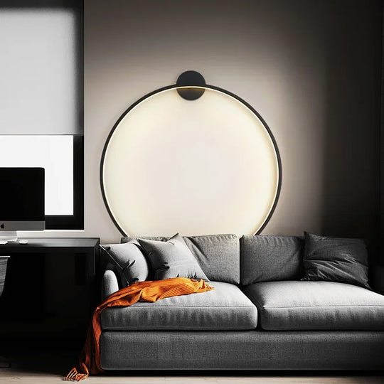 Minimalistische LED wandlamp in cirkelvorm, ideaal voor een stijlvolle en ontspannen slaapkamerverlichting.