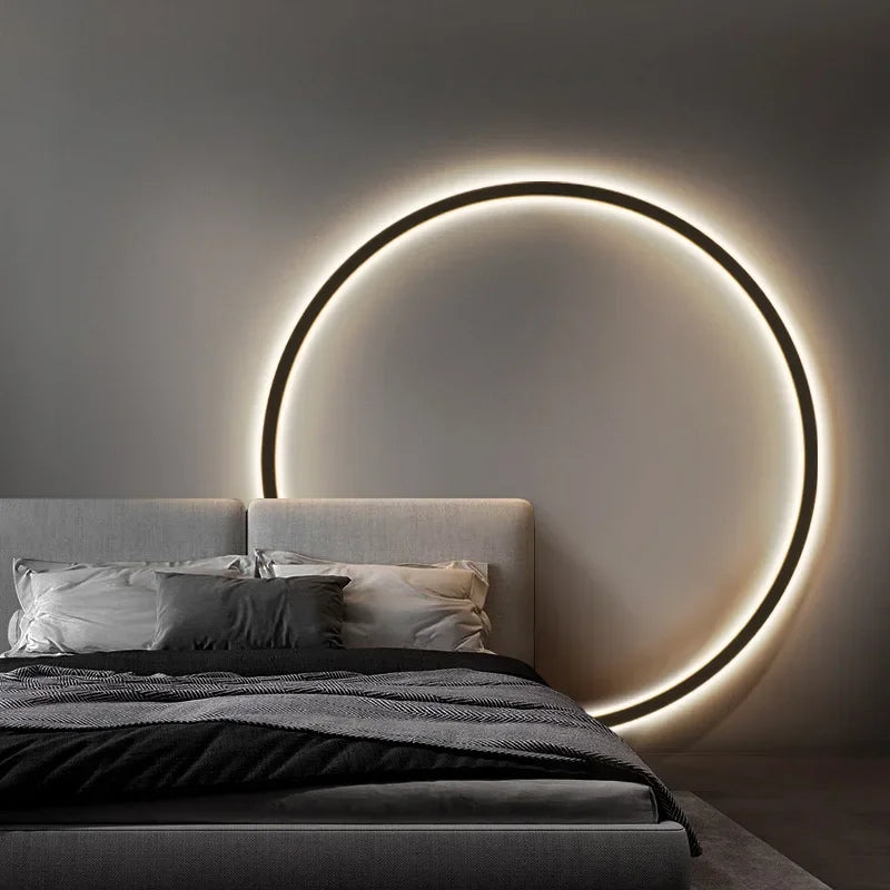 Slaapkamer wandlamp in ringvorm, creëert een moderne en rustgevende ambiance.