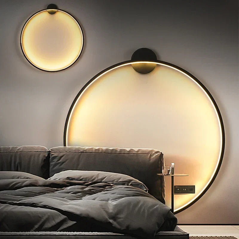 Ringvormige wandlamp met minimalistisch LED-ontwerp, perfect voor sfeervolle verlichting in de slaapkamer.