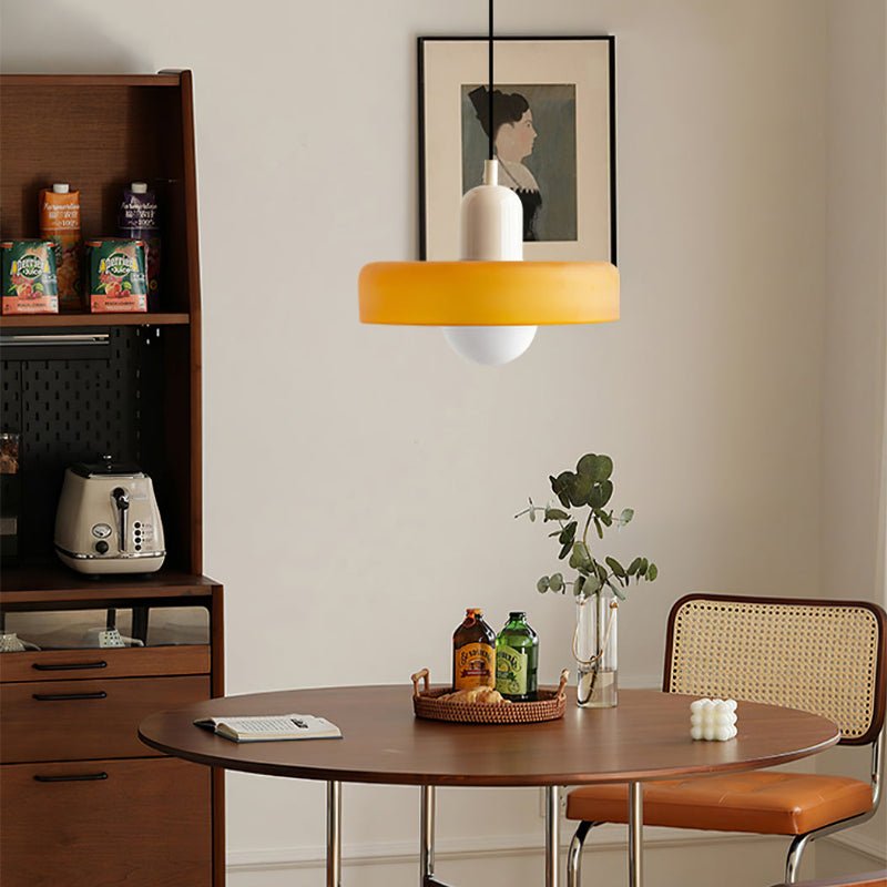 Hanglamp met een speels design en verfijnde moderne details.